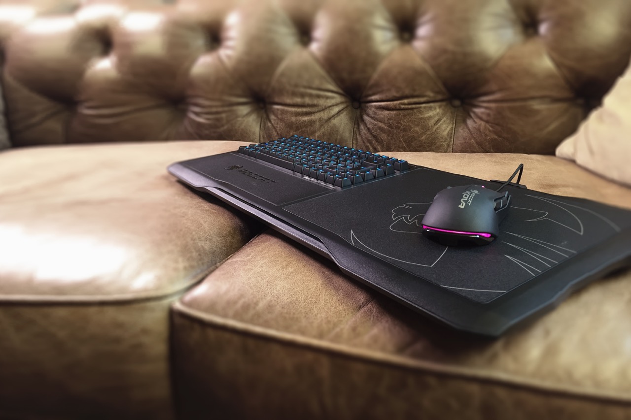 ROCCAT-Sova_OnCouch